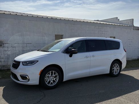 Used 2025 Chrysler Pacifica Select image 15