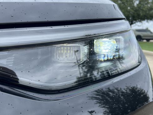 Certified 2025 Volkswagen Tiguan SE w/ Panoramic Sunroof Package AWD/4WD image 6