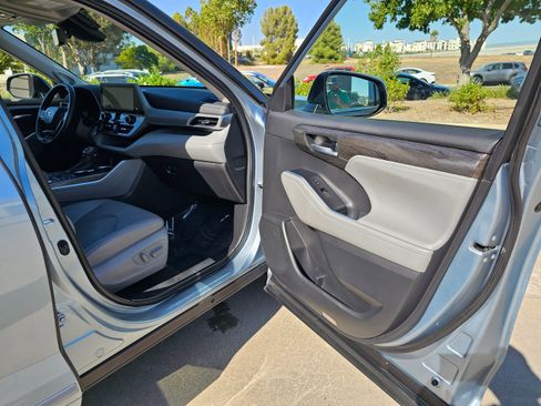 Used 2023 Toyota Highlander Platinum image 29