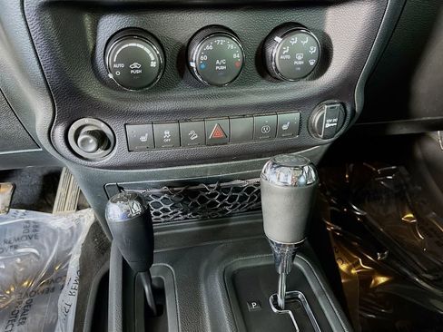 Used 2018 Jeep Wrangler Unlimited Sahara AWD/4WD image 19