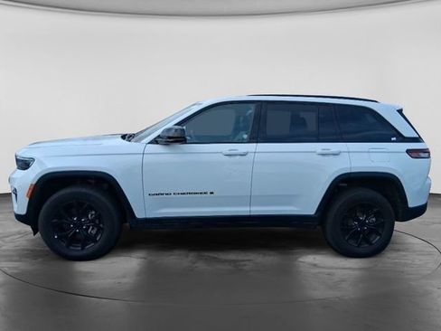Used 2025 Jeep Grand Cherokee Altitude AWD/4WD image 4