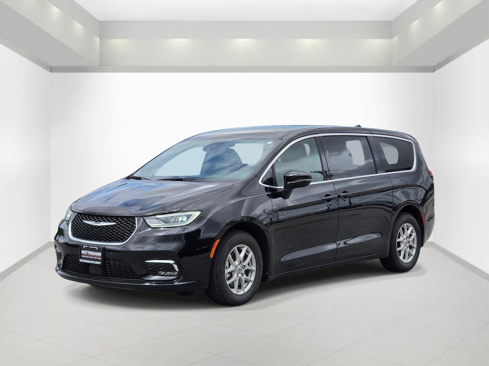 Used 2025 Chrysler Pacifica Select FWD image 3