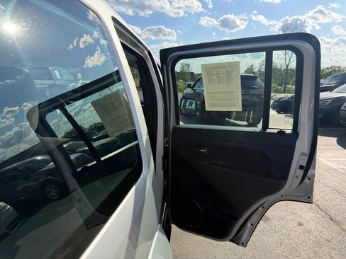 Used 2011 Jeep Liberty Sport AWD/4WD image 30