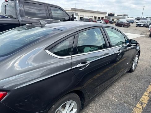 Used 2019 Ford Fusion SE FWD image 11