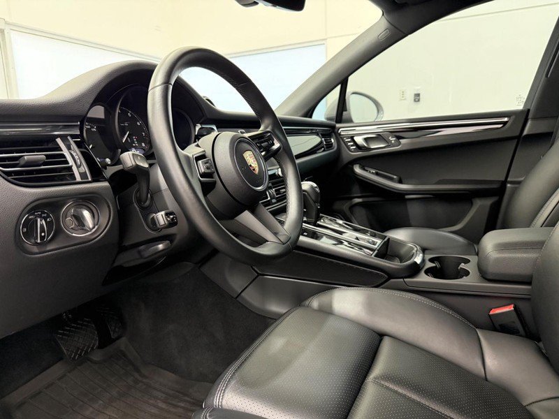 Certified 2025 Porsche Macan AWD/4WD image 4