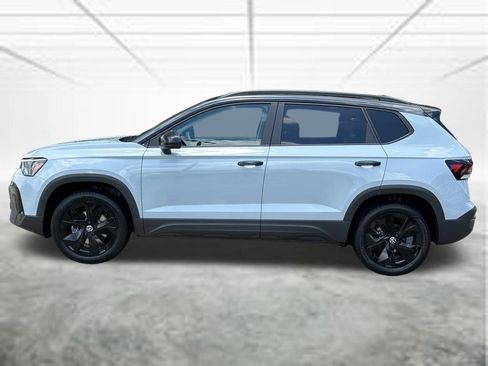 New 2026 Volkswagen Taos SE FWD image 3