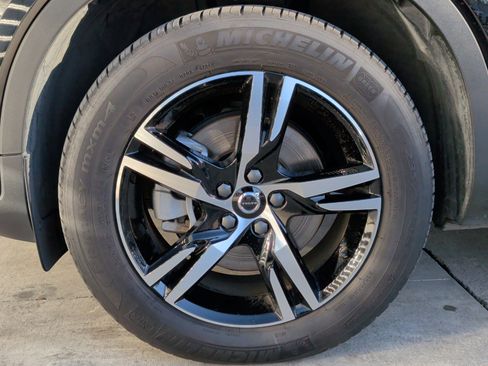 Used 2025 Volvo XC40 B5 Core image 34