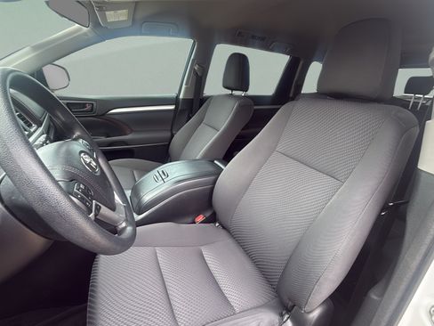 Used 2017 Toyota Highlander LE FWD image 9