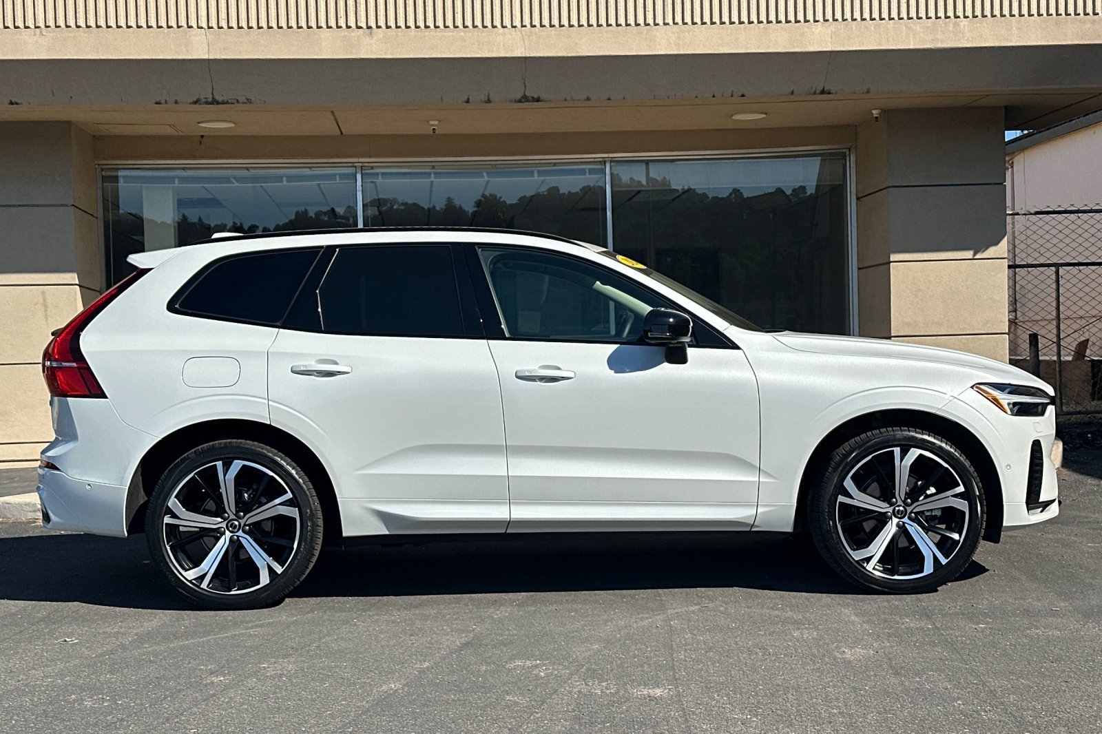 Certified 2024 Volvo XC60 B5 Ultimate w/ Protection Package Premier AWD/4WD image 9