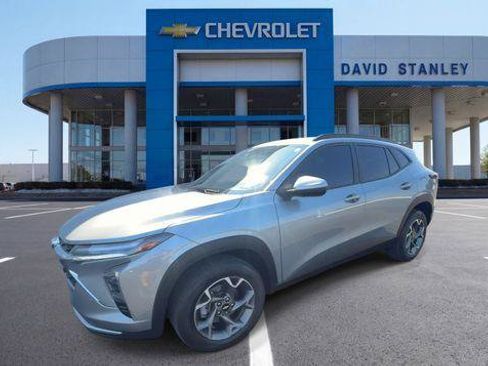 Used 2025 Chevrolet Trax LT w/ Driver Confidence Package FWD image 4