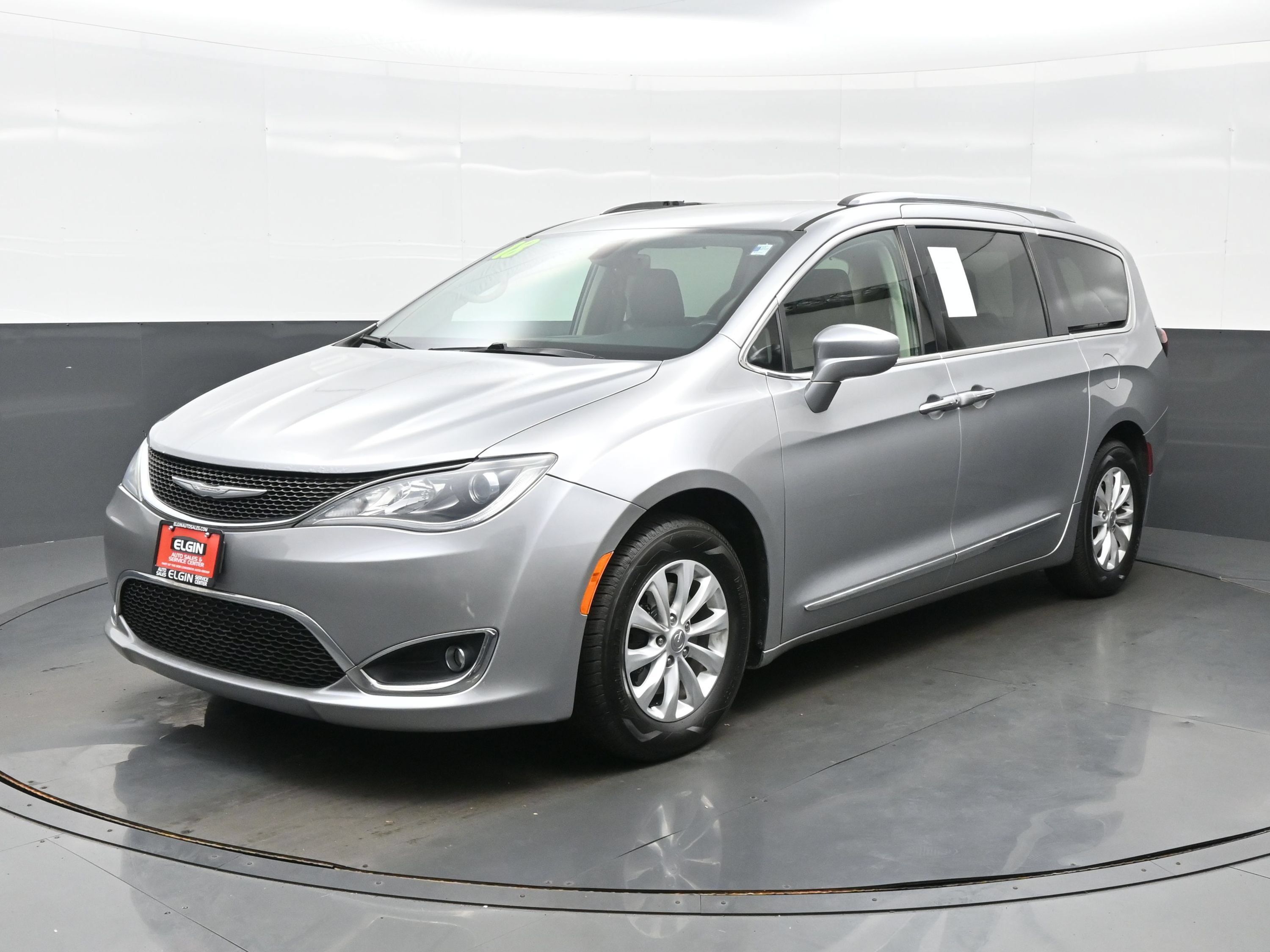 Used 2018 Chrysler Pacifica Touring-L Plus FWD image 2