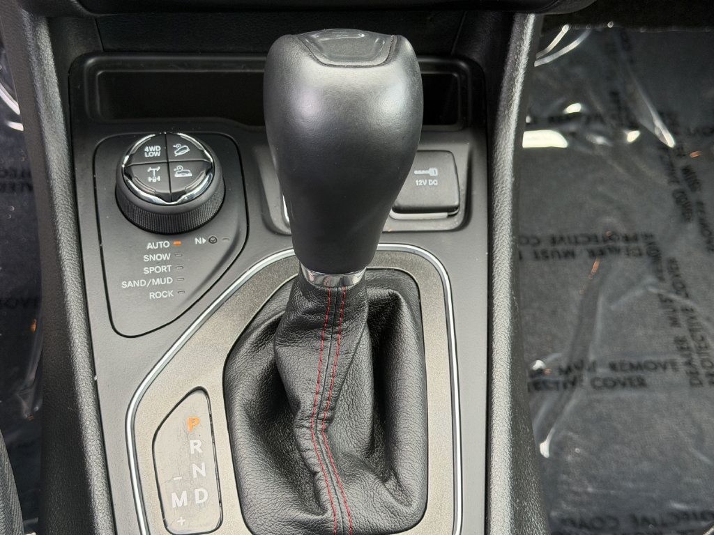 Used 2019 Jeep Cherokee Trailhawk w/ Cold Weather Group AWD/4WD image 29