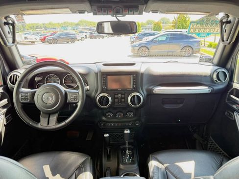 Used 2017 Jeep Wrangler Unlimited Rubicon w/ Connectivity Group AWD/4WD image 15