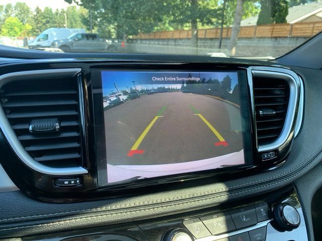 Used 2025 Chrysler Pacifica Limited FWD image 22