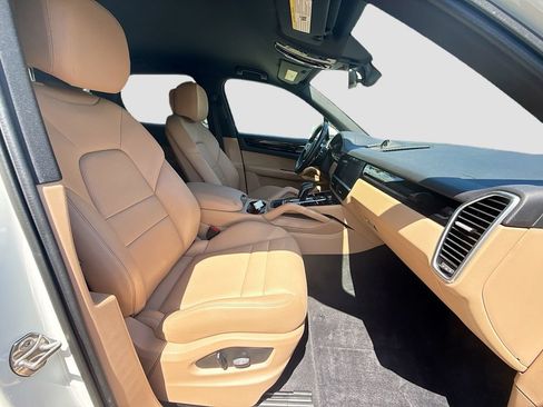 Used 2023 Porsche Cayenne AWD/4WD image 29