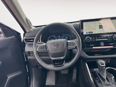 New 2025 Toyota Highlander Limited image 12