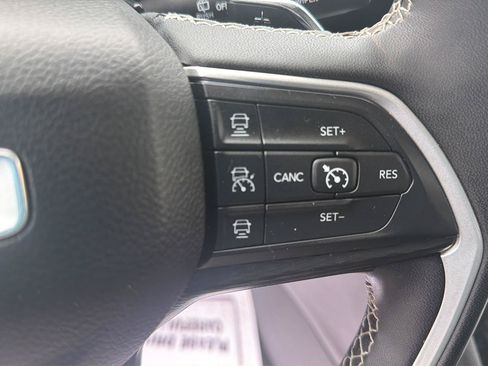 Used 2023 Jeep Grand Cherokee Laredo w/ Luxury Tech Group I AWD/4WD image 19