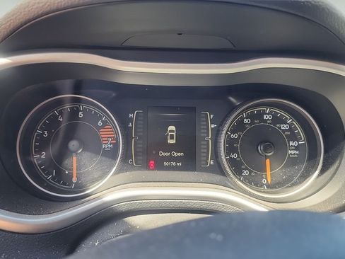 Used 2018 Jeep Cherokee Latitude Plus FWD image 10