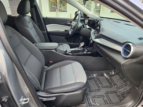 Certified 2025 Chevrolet Trax LT w/ LT Convenience Package image 6