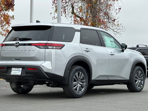 New 2025 Nissan Pathfinder S image 4