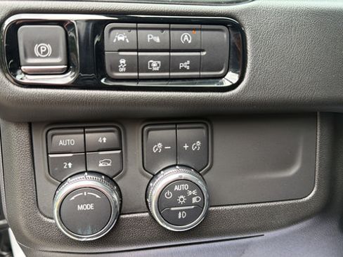 Used 2025 GMC Yukon XL Denali AWD/4WD image 25
