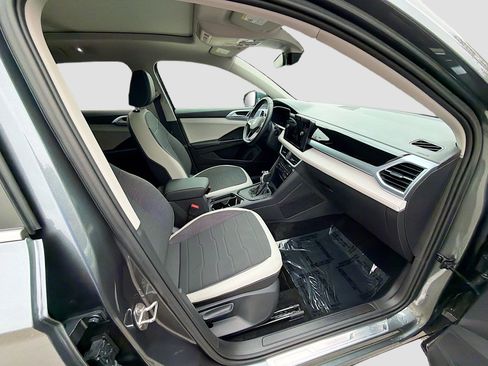 Certified 2025 Volkswagen Taos SE image 31