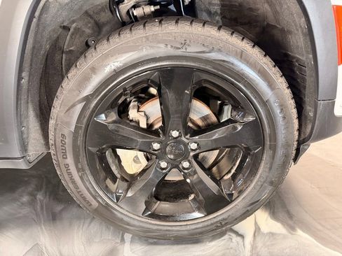 Used 2024 Jeep Grand Cherokee Limited w/ Luxury Tech Group II image 24