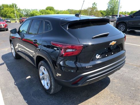 Used 2024 Chevrolet Trax LS w/ LS Convenience Package FWD image 5
