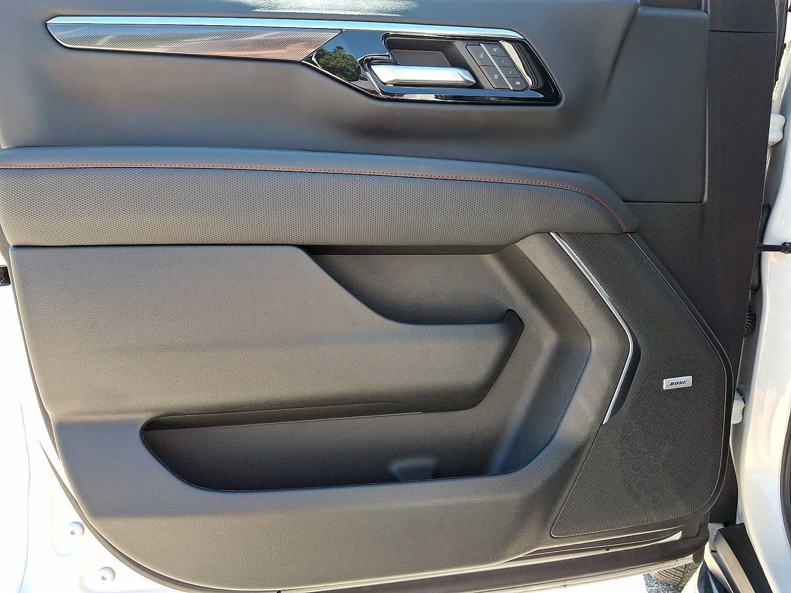 Used 2025 Chevrolet Suburban RST AWD/4WD image 15