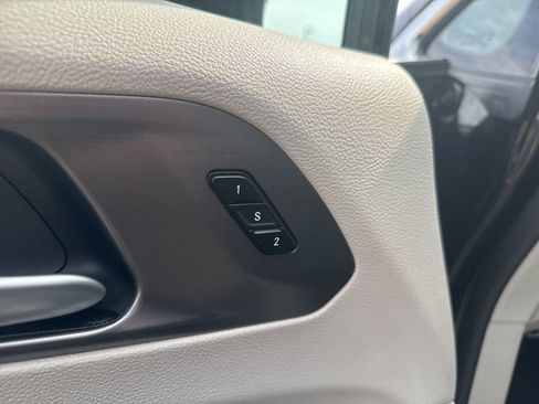 Used 2024 Chrysler Pacifica Limited FWD image 19