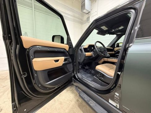 Used 2025 Land Rover Defender 110 X-Dynamic SE AWD/4WD image 33
