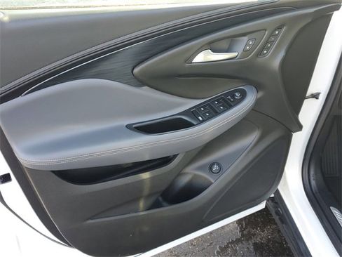 Used 2020 Buick Envision Essence image 5