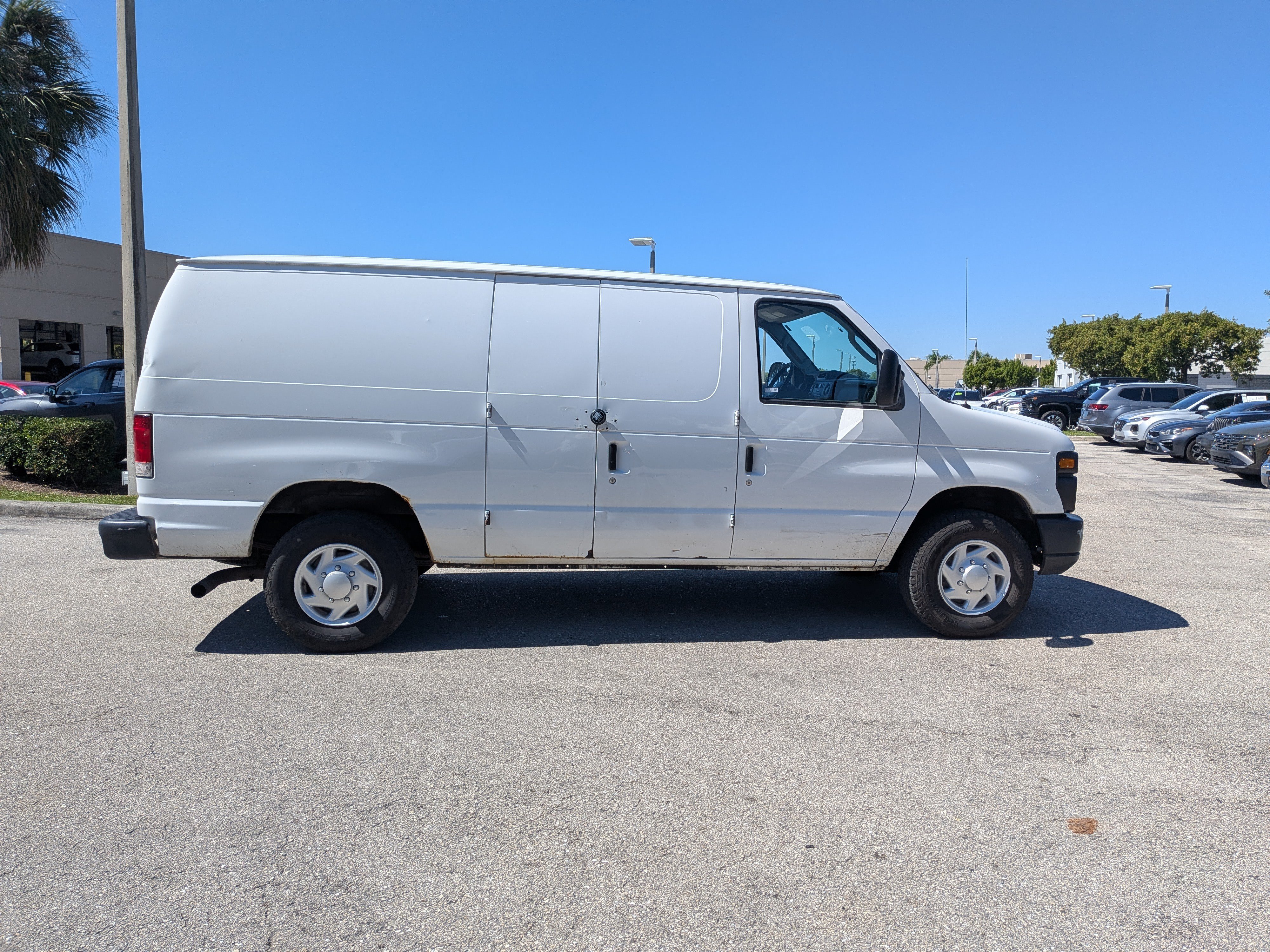 Used 2014 Ford E-350 and Econoline 350 Super Duty RWD image 3