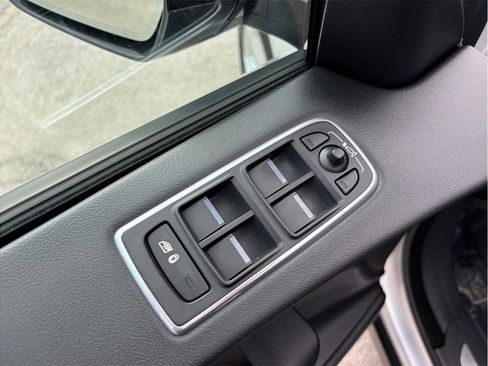 Used 2018 Jaguar F-PACE Premium image 24