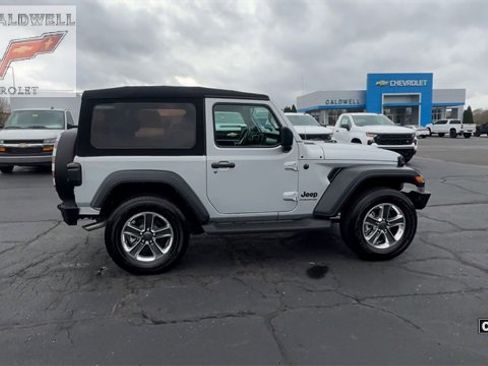 Used 2023 Jeep Wrangler Sport image 9