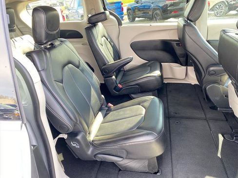Used 2024 Chrysler Pacifica Touring-L FWD image 23