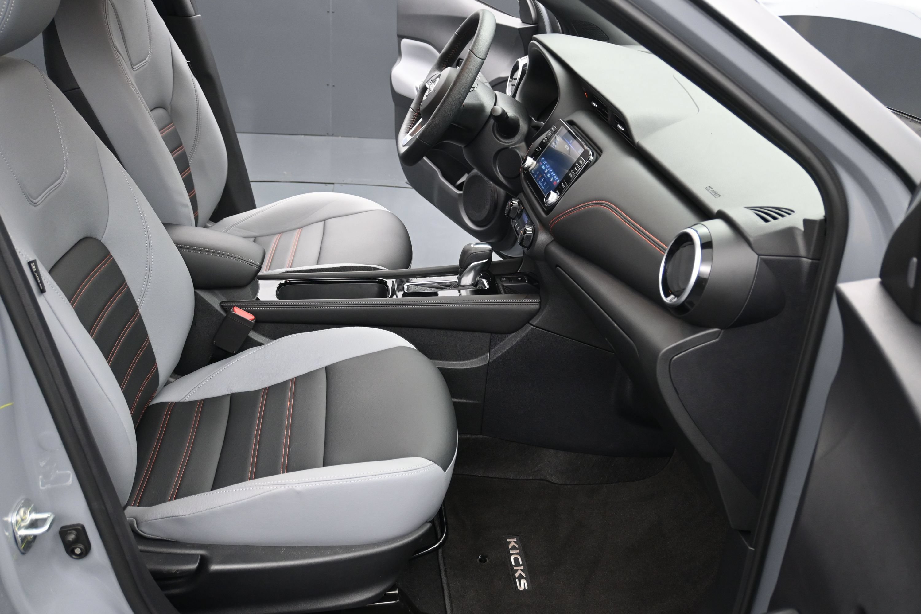 Used 2024 Nissan Kicks SR w/ SR Premium Package FWD image 25