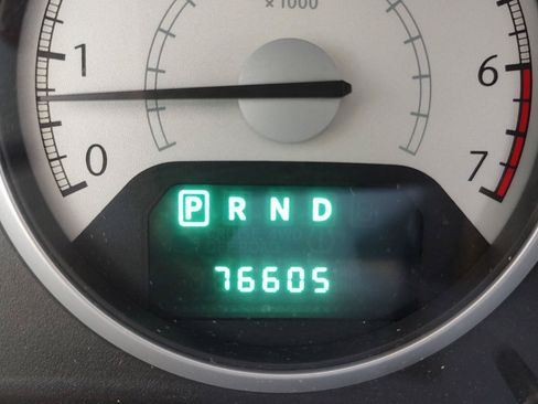 Used 2010 Chrysler Town & Country Touring FWD image 5
