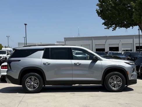 Used 2025 Chevrolet Traverse LT FWD image 3