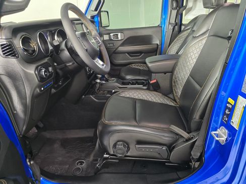 Used 2023 Jeep Wrangler Unlimited Sahara AWD/4WD image 16