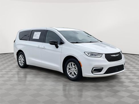 Used 2025 Chrysler Pacifica Select FWD image 5