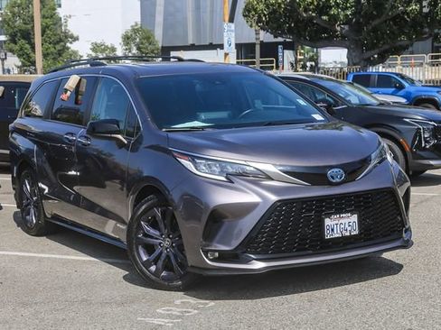 Used 2021 Toyota Sienna XSE image 2