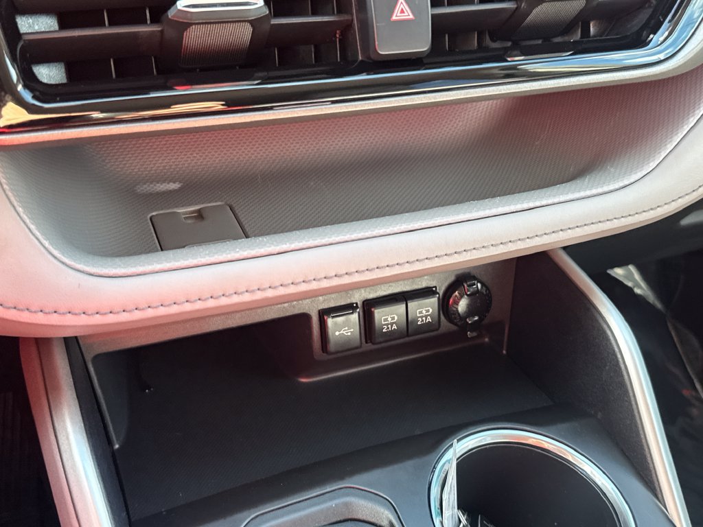 Used 2020 Toyota Highlander LE AWD/4WD image 27
