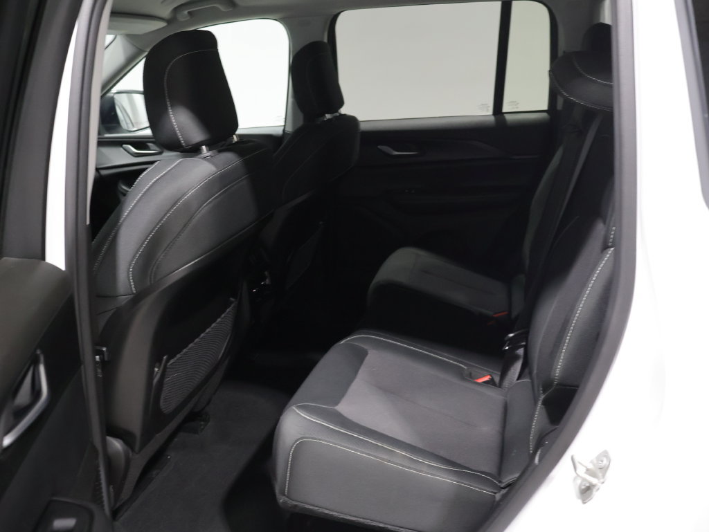 Used 2023 Jeep Grand Cherokee Laredo AWD/4WD image 17