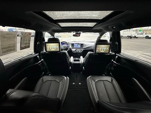 Used 2024 Chrysler Pacifica Touring-L w/ Uconnect Theater Family Group image 33