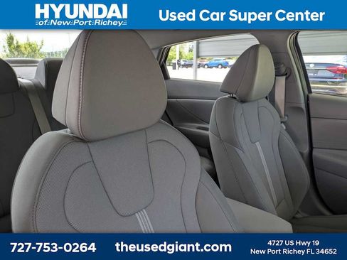 Used 2025 Hyundai Elantra SE FWD image 6