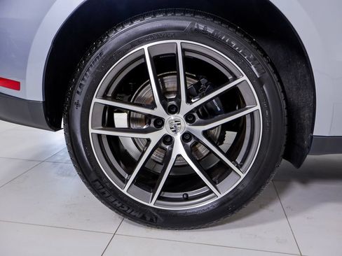 Certified 2025 Porsche Macan AWD/4WD image 15