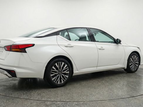 Used 2025 Nissan Altima 2.5 SV image 9