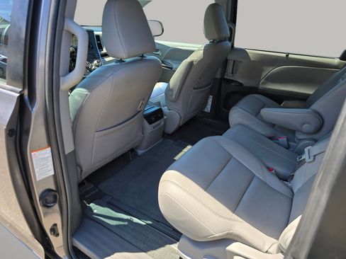 Used 2017 Toyota Sienna XLE Premium FWD image 28