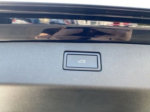 New 2025 Volkswagen Tiguan SE image 68